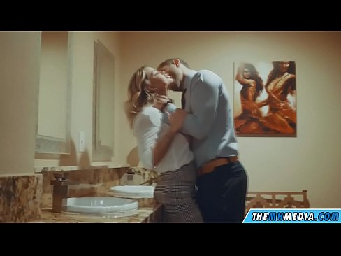 ❤️ Кога бујна русокоса ќе ве заведе во јавен тоалет ️ Порно кај нас ❌❤